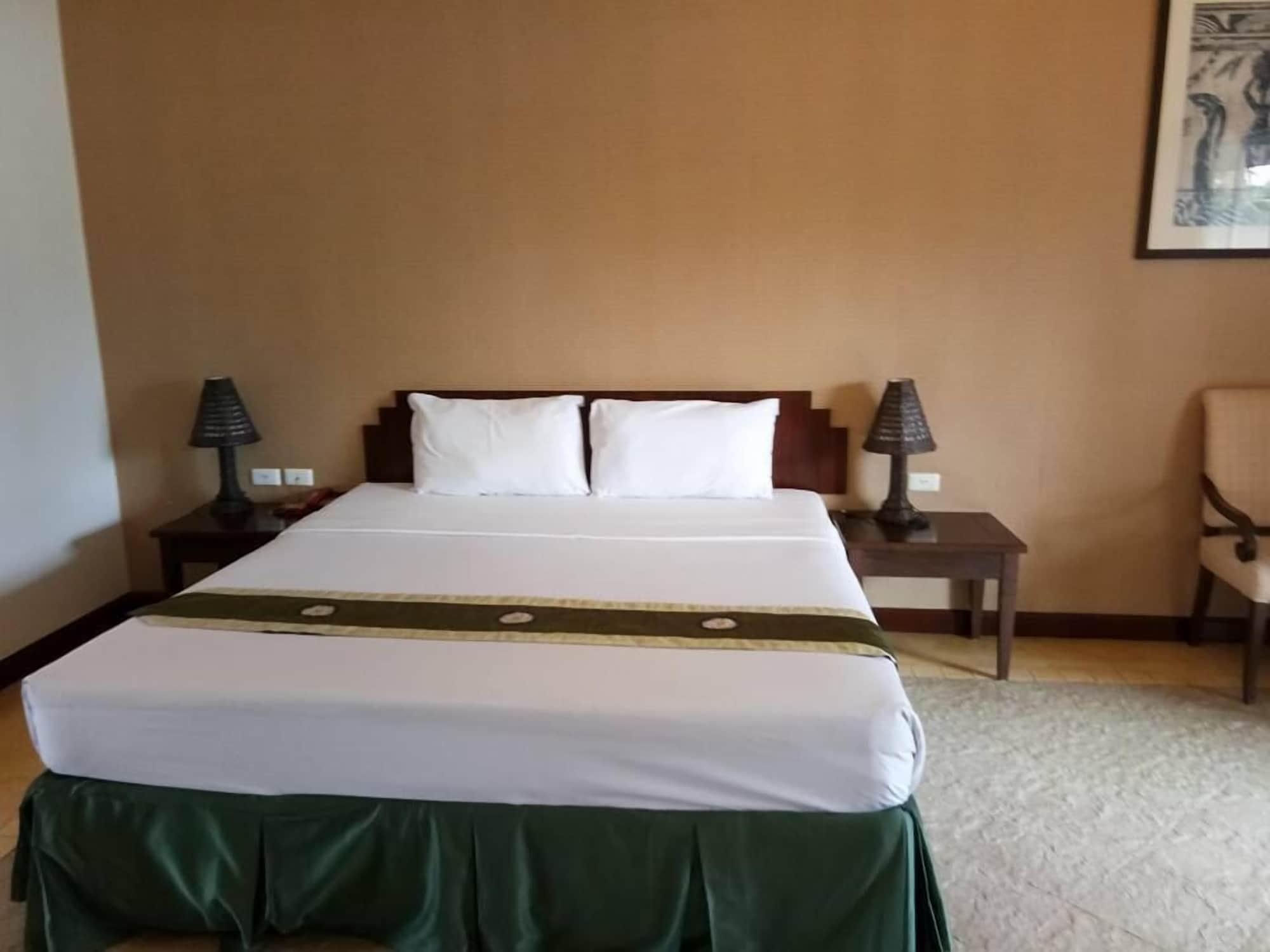 Golden Pine Beach Resort Pranburi Buitenkant foto