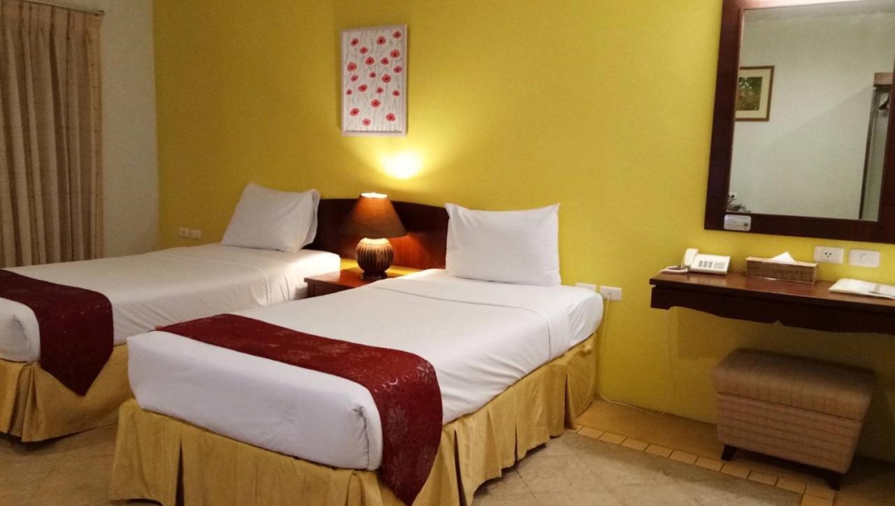 Golden Pine Beach Resort Pranburi Buitenkant foto