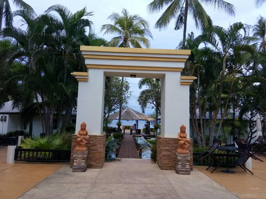 Golden Pine Beach Resort Pranburi Buitenkant foto