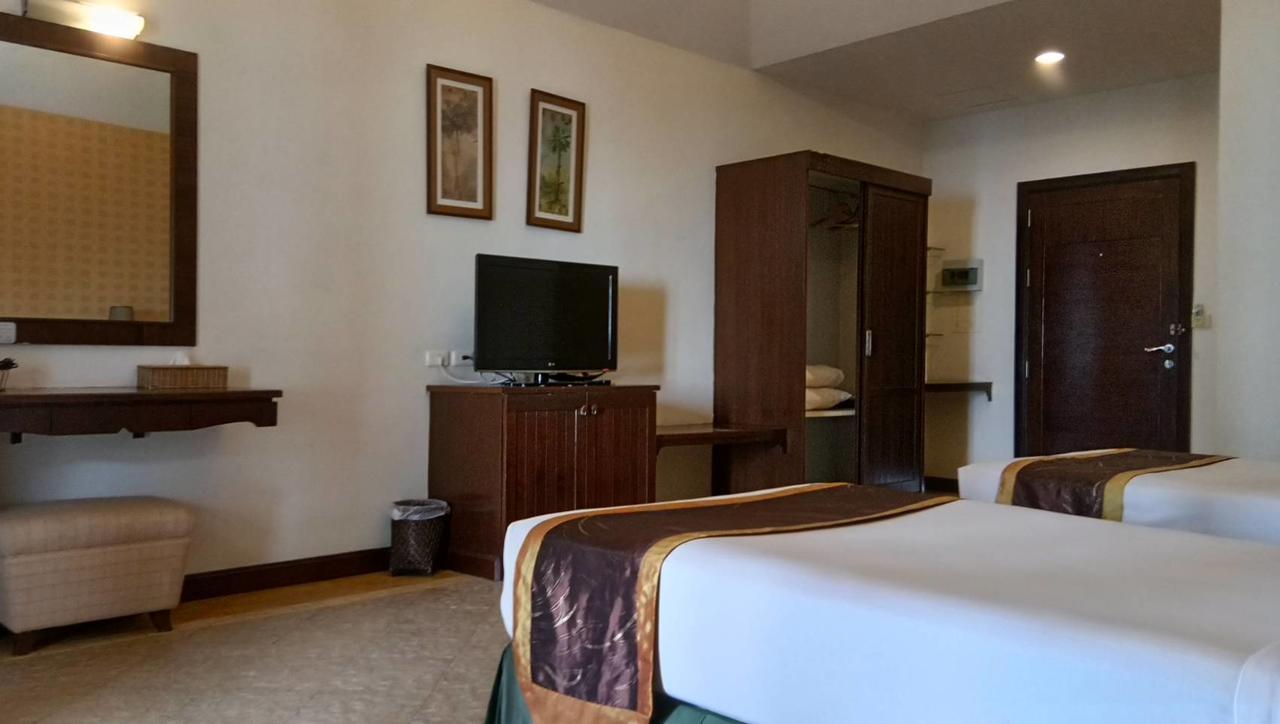 Golden Pine Beach Resort Pranburi Buitenkant foto