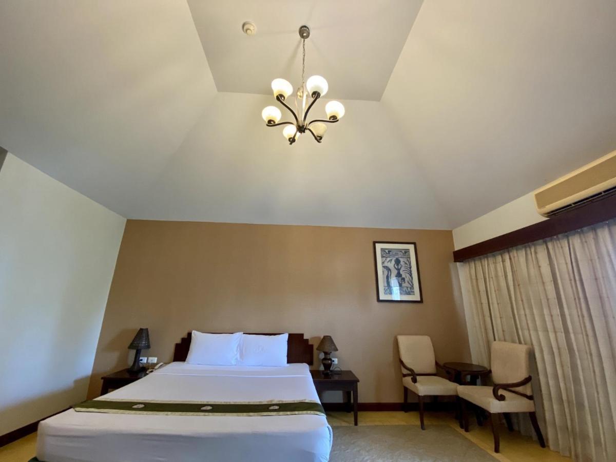 Golden Pine Beach Resort Pranburi Buitenkant foto